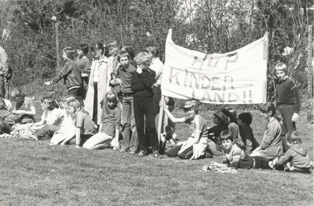 Publiek langs de lijn bij het toernooi van 1981