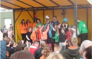 Sportieve strijd tijdens Succes Schoolvoetbaltoernooi